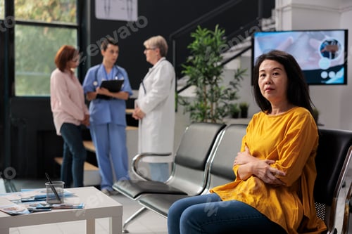 Preview: Portrait of asian patient in hospital waiting area