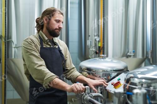 Preview: Brewery Worker Setting Pressure