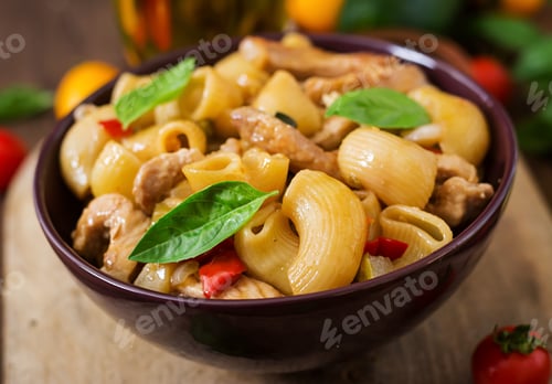 Preview: Pasta Gomiti Rigati with meat and vegetables in an Asian style.