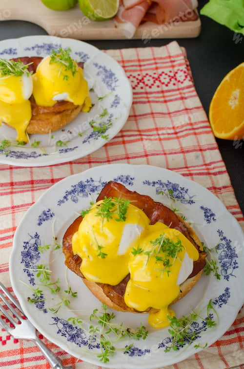 Preview: Eggs benedict, prosciutto with hollandaise