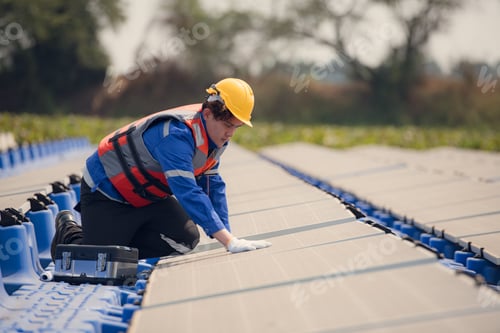 Preview: Photovoltaic engineers work on floating photovoltaics. Inspect and repair the solar panel equipment
