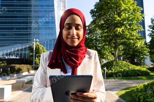 Preview: Beautiful arab businesswoman wearing hijab portrait in the city
