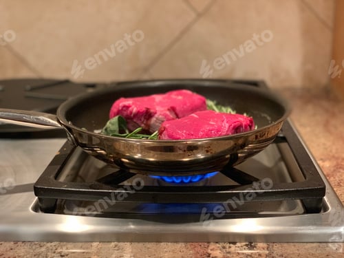 Preview: Filet Mignon in a frying pan with herbs, debb_a/food