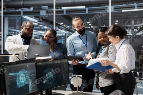 Vista previa: Equipo de ingeniería que trabaja en conjunto en un centro de datos con tecnología de inteligencia artificial