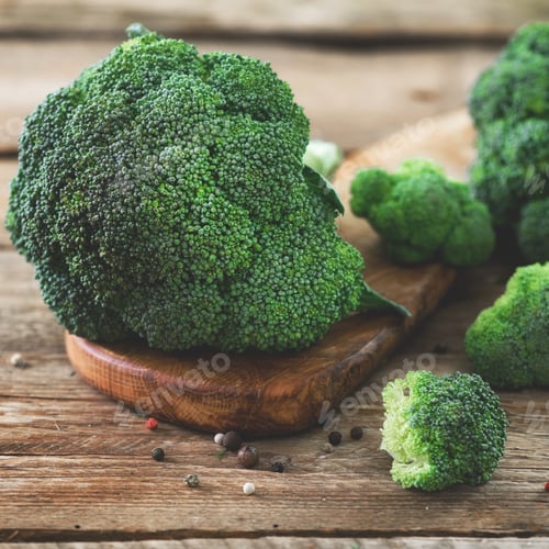 Preview: Fresh organic broccoli on wooden table close up