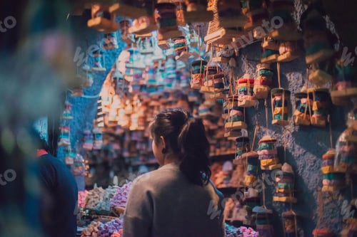 Preview: Woman in shop with decorations