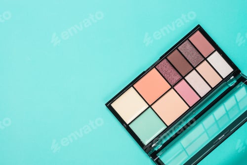 Preview: Eyeshadows and brushes at mint background