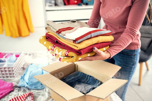 Preview: Woman putting her clothes in a delivery box