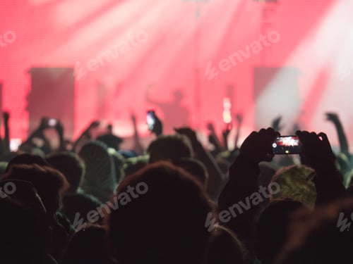 Preview: Huge crowd on music performance