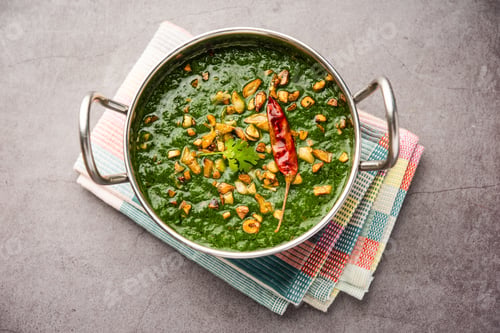 Preview: lasooni palak recipe or dhaba style garlic spinach curry, Indian main course served with naan