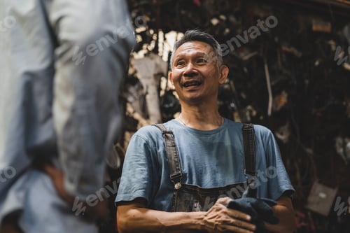 Preview: Concentrated technician and experienced car engine repair specialist, Confident man auto mechanic