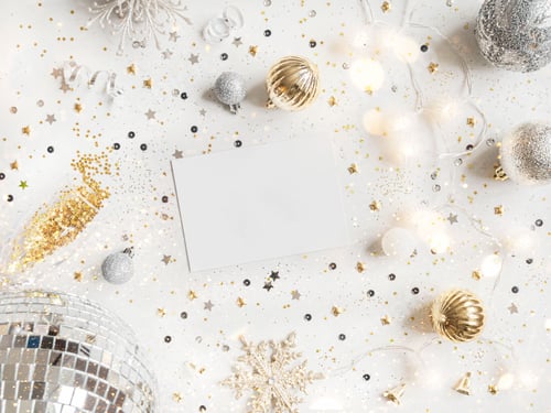 Visualização: Conjunto plano de festa de Natal, bola de discoteca, guirlanda, decoração de temporada e cartão postal branco vazio