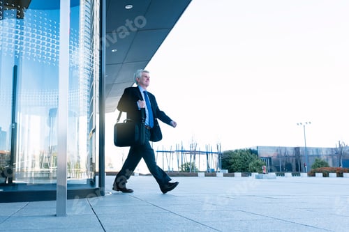 Visualização: Empresário sênior na rua.