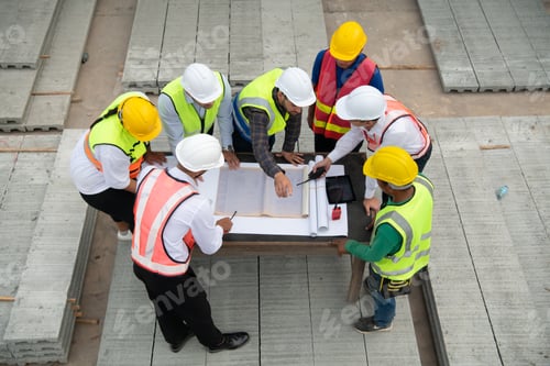 Preview: Construction engineers, architects, and foremen form a group. Participate in a meeting
