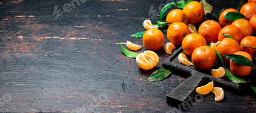 Preview: Fragrant fresh tangerines on a cutting board.