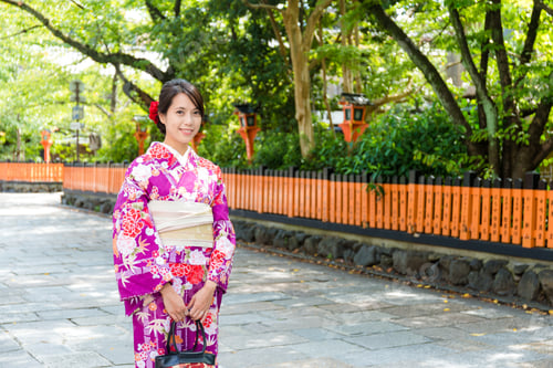 Preview: Japanese woman with kimono in traditional temple