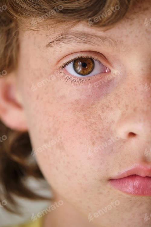 Preview: Crop boy with brown eye and freckles