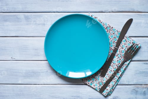 Preview: Empty blue plate at wooden table
