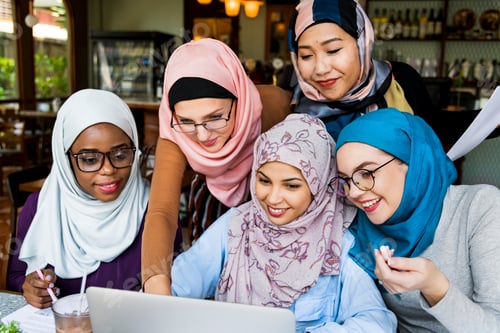 Preview: Islamic women friends working together