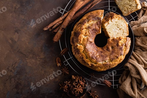 Preview: Bundt cake with cinnamon and nuts