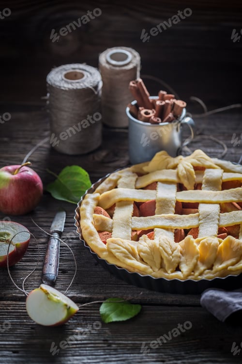 Preview: Homemade tart with apples with cinnamon and fresh fruits