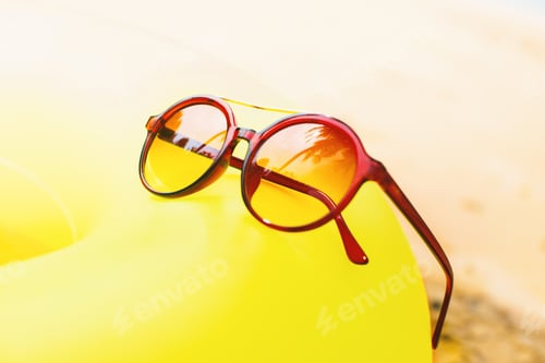 Preview: Sunglasses reflection palms on yellow floating ring