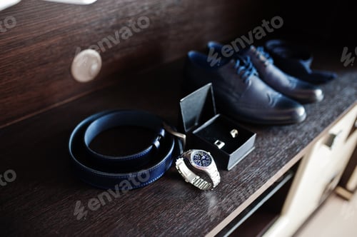 Preview: Elegant men's wedding shoes at groom morning.