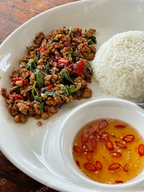 Preview: Rice topped with stir-fried pork and basil, Rice topped with stir fried minced pork and basil