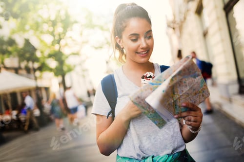 Preview: Happy group of tourists traveling and sightseeing
