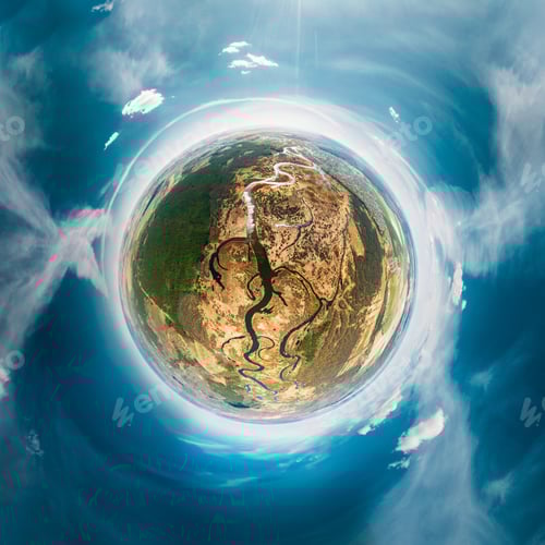 Visualização: Vista aérea: campo verde, floresta rural, rio, campo, paisagem de prado, dia ensolarado de verão. Vista superior