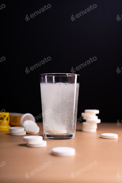 Preview: Closeup shot of vitamin c, effervescent, vitamin supplement on a wooden surface