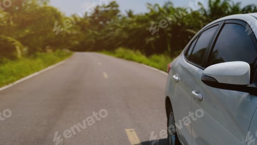 Preview: White cars parked on the roadside, with natural backgrounds and with bright sunlight.