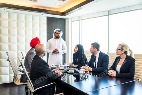 Preview: Business team in Dubai