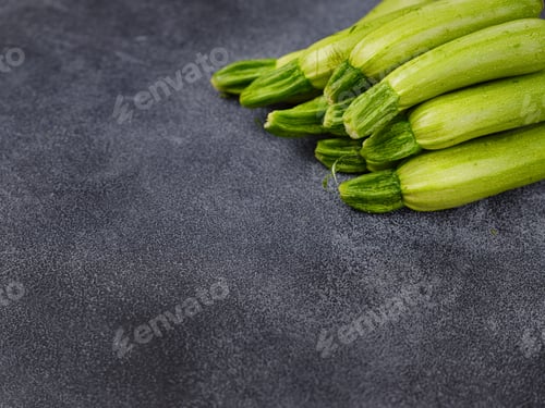 Vista previa: Fresh zucchini, green vegetables on local farmer market