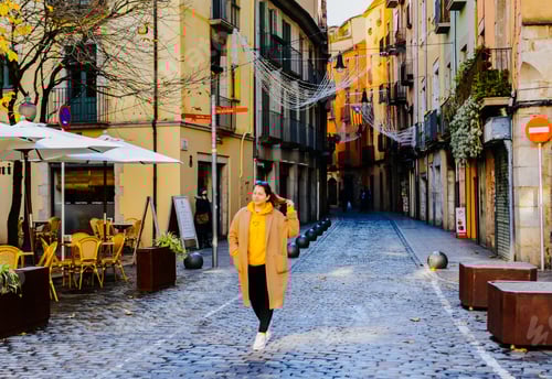 Preview: Walking trough the town street