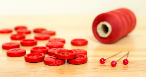 Preview: Buttons, pin and thread