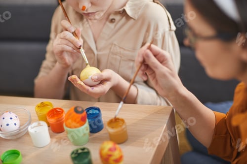 Preview: Family decorating eggs