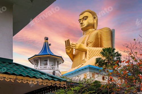 Preview: Golden Buddha statue in Dambulla Temple in Sri Lanka