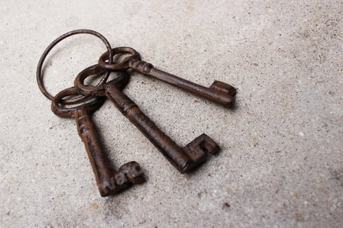 Preview: Closeup shot ofa vintage old keys on the ground