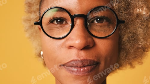 Vista previa: Close-up portret of girl opening her eyes and looking at the camera isolated on orange background