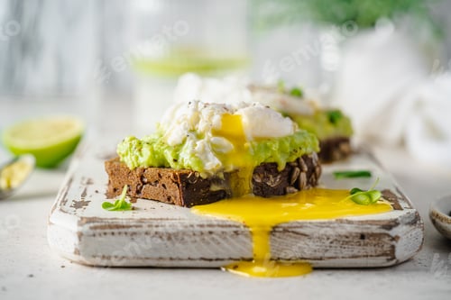Preview: Avocado toast with poached egg