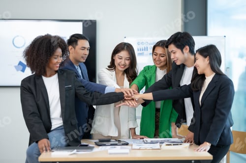 Preview: Young Asian business people shaking hands to agree to work towards the same goal and work together