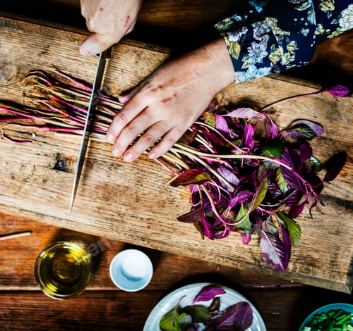 Preview: Aerial view of hands with knife cutting fresh organic vegetable
