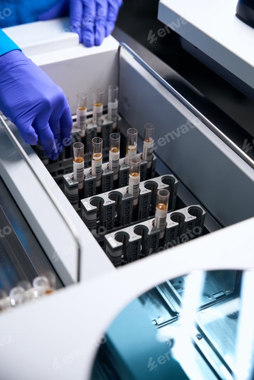 Preview: Female laboratory assistant works with biomaterial samples in the laboratory