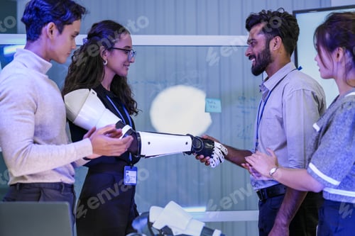 Vista previa: Un equipo diverso de profesionales trabaja en un centro de llamadas de atención al cliente.