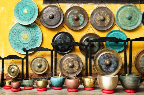 Preview: Gongs and singing bowls - traditional Asian musical instruments on a street market. Hoi An, Vietnam.