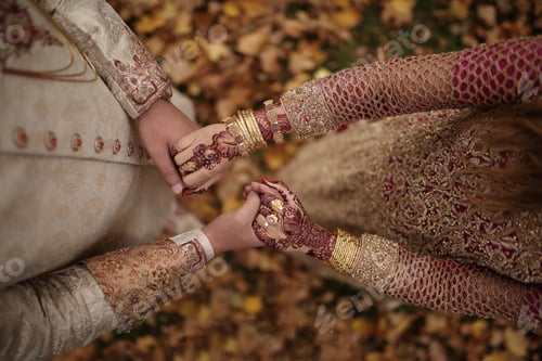 Preview: Indian wedding, bride and groom in traditional wedding attire