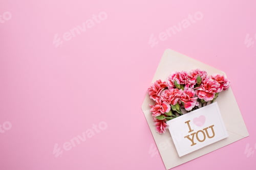 Preview: An envelope with pink flowers and a card I love you on a pink background