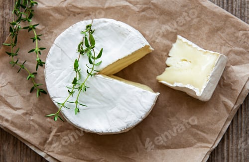 Preview: Camembert cheese with snacks