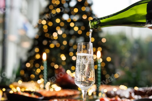 Visualização: Cena festiva com taças cheias de vinho espumante no fundo de uma bela decoração